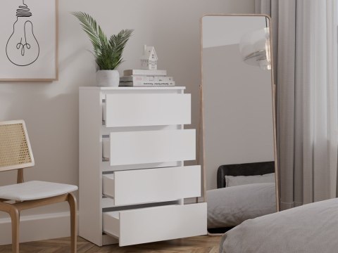 Komoda 60 cm KOM-930-BIEL-MAT z otwartymi szufladami w codziennym użytkowaniu w sypialni.