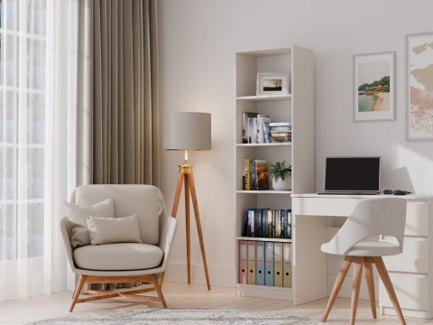 Regał 50 cm RE-1402-KASZ wypełniony domową biblioteczką w codziennym użytkowaniu.