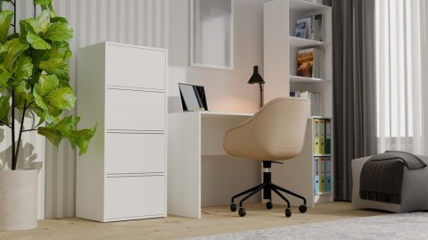 Komoda 50 cm KOM-935-BIEL-MAT w aranżacji małego pokoju – widok w półprofilu.