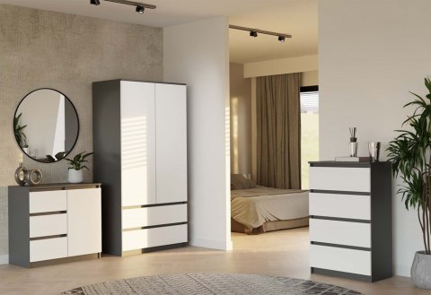 Komoda KOM-910-ANT-BIEL-MAT w aranżacji salonu – widok w półprofilu.