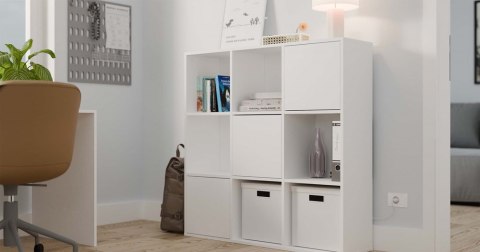 Nowoczesna aranżacja przedstawiająca regał RE-1443-3D-BIEL-MAT w półprofilu.