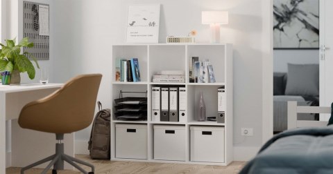 Nowoczesne wnętrze przedstawiające regał komorowy RE-1443-BIEL-MAT w półprofilu.