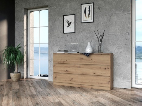 Nowoczesne wnętrze z komodą KOM-906-ART artisan w półprofilu, oświetloną popołudniowym światłem podkreślającym strukturę drewna.