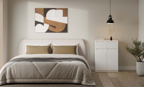 Komoda biała 70 cm KOM-946-BIEL-MAT w aranżacji - widok z przodu.