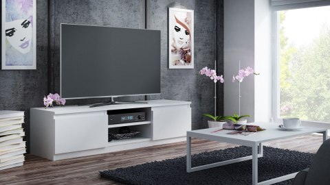 Wizualizacja nowoczesnego salonu z białą szafką RTV-502-BIEL-MAT wyeksponowaną na ścianie z betonu architektonicznego.