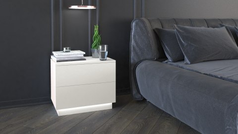 Wizualizacja nastrojowej sypialni z szafką nocną SN-306-BIEL-MAT+LED, której światło tworzy relaksującą atmosferę wokół łóżka.