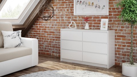 Komoda KOM-917-BIEL-MAT jako elegancki i praktyczny element wyposażenia, który rozjaśnia i porządkuje wnętrze.