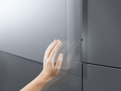 Zbliżenie na gładką powierzchnię szafy SZAF-1001-BIEL-MAT - mechanizm tip on.