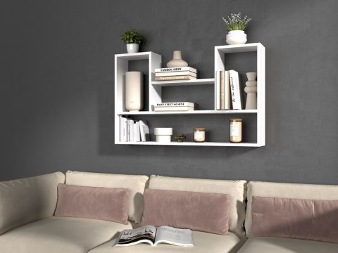 Stylowe, minimalistyczne wnętrze sypialni z białym regałem ściennym w półprofilu.