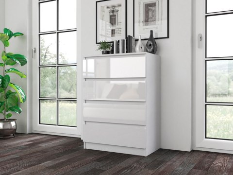 Stylowe wnętrze typu glamour z białą błyszczącą komodą KOM-902-BIEL-POŁ w półprofilu.