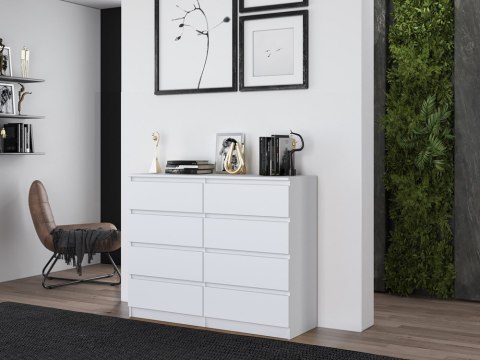 Komoda KOM-907-BIEL-MAT jako element spójnej, jasnej zabudowy przedpokoju.