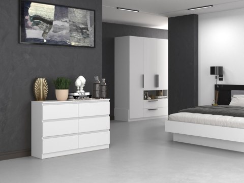 Komoda KOM-904-BIEL-MAT w aranżacji sypialni – widok w półprofilu.