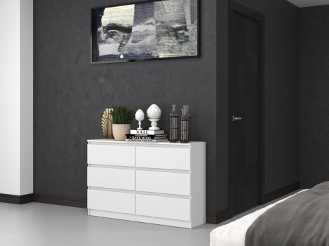 Komoda KOM-904-BIEL-MAT w aranżacji sypialni – widok w półprofilu.