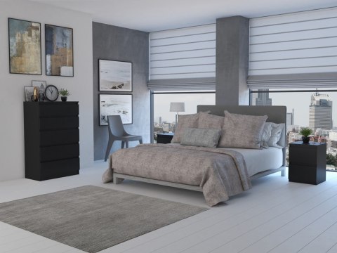 Komoda KOM-903-CZERN-MAT w aranżacji sypialni jako elegancka bieliźniarka – widok w półprofilu.