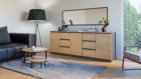 Praktyczne wykorzystanie dwumetrowego blatu komody – model KOM-925-ANT-ART-BA w wizualizacji w półprofilu z dodatkami na blacie.