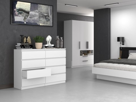 Stylowa komoda KOM-908-BIEL-MAT z otwartą szufladą w aranżacji minimalistycznej sypialni w codziennym użytkowaniu.