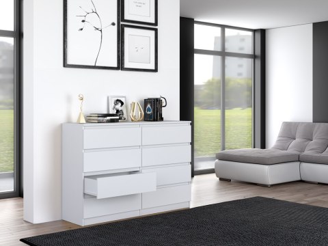 Komoda KOM-908-BIEL-MAT z otwartymi szufladami  w codziennym użytkowaniu – przechowywanie tekstyliów.