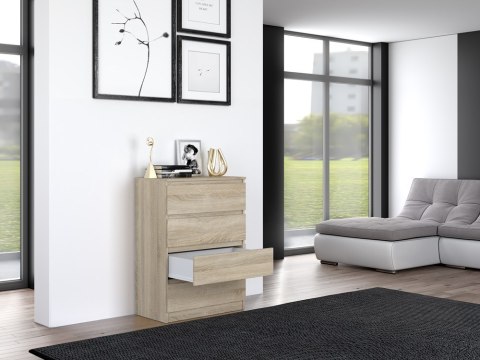 Komoda 70 cm dąb sonoma KOM-902-SON w aranżacji ciepłego, domowego wnętrza – widok 3/4 z wysuniętą szufladą.