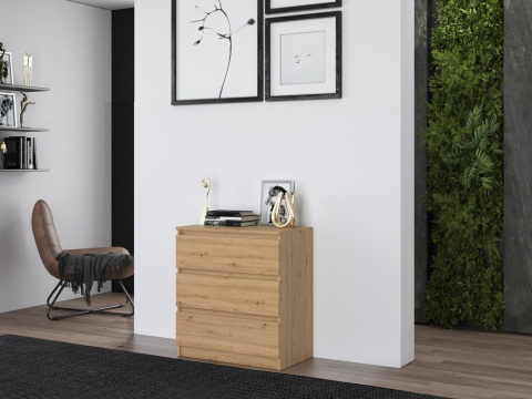 Niska komoda z szufladami dąb artisan KOM-901-ART w aranżacji salonowej – widok boczny z ozdobami na blacie.