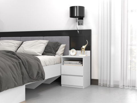 Wizualizacja jasnej, minimalistycznej sypialni z szafką nocną SN-303-BIEL-MAT, wyeksponowaną przy eleganckim łóżka.