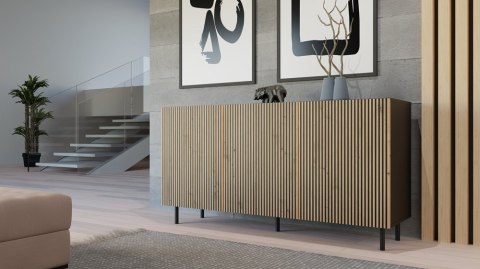 Wizualizacja industrialnego salonu z produktem: czarna komoda z lamelami KOM-924-ART-CZERN-LAM.