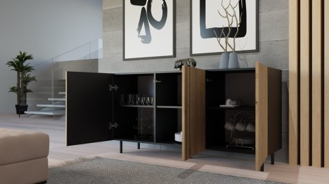 Komoda KOM-924-ART-CZERN-LAM z otwartymi drzwiczkami w codziennym użytkowaniu – organizacja domowych akcesoriów.