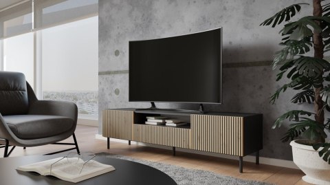 Szafka TV lamele 160cm RTV-507-ART-CZERN-LAM w aranżacji eleganckiego, nowoczesnego wnętrza z industrialną nutą – widok 3/4.