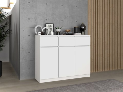 Stylowe wnętrze sypialni z matową białą komodą KOM-915-BIEL-MAT w półprofilu.